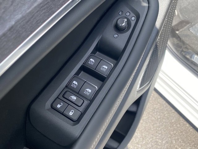 New 2025 Jeep Grand Cherokee Overland image 13