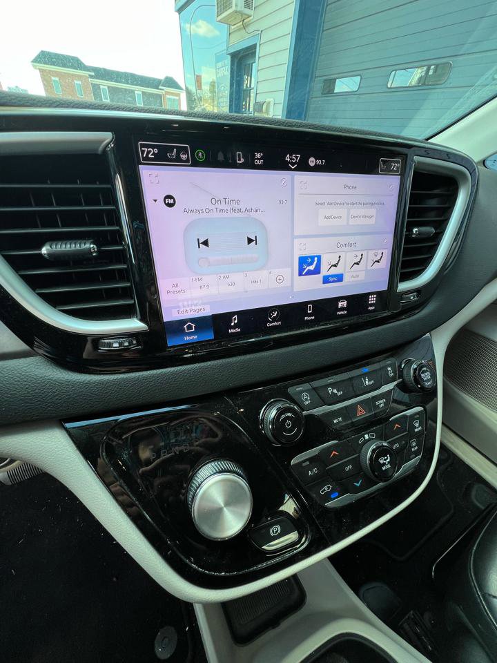 Used 2023 Chrysler Pacifica Touring-L image 25
