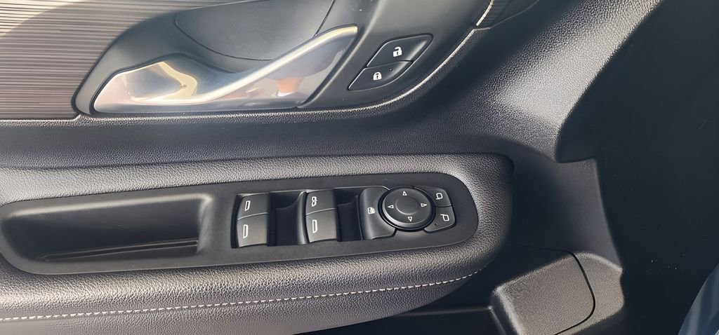 Used 2024 GMC Terrain SLE image 12