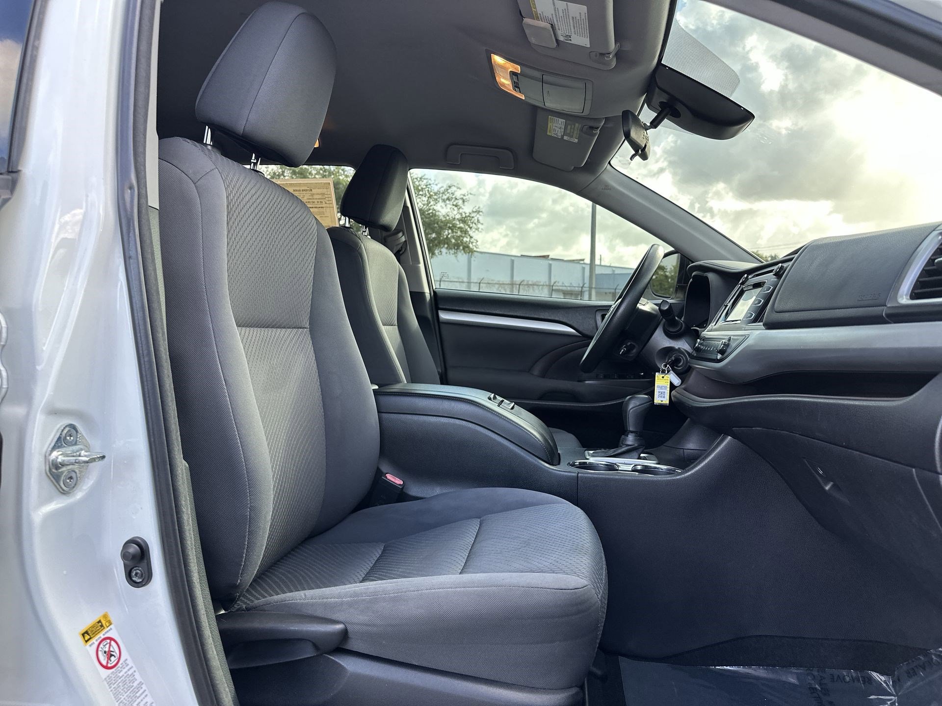 Used 2018 Toyota Highlander LE image 24
