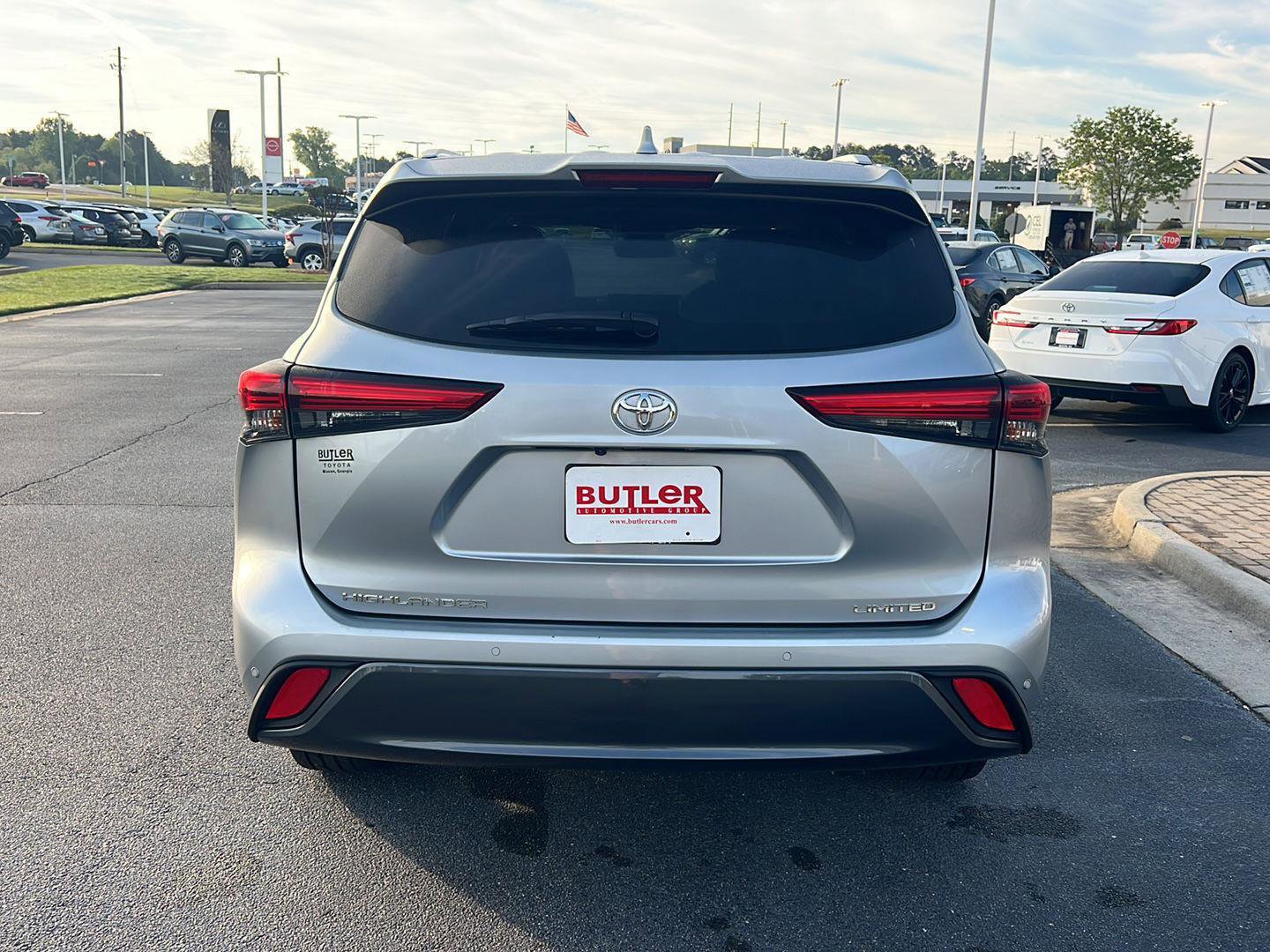 Used 2023 Toyota Highlander Limited image 5