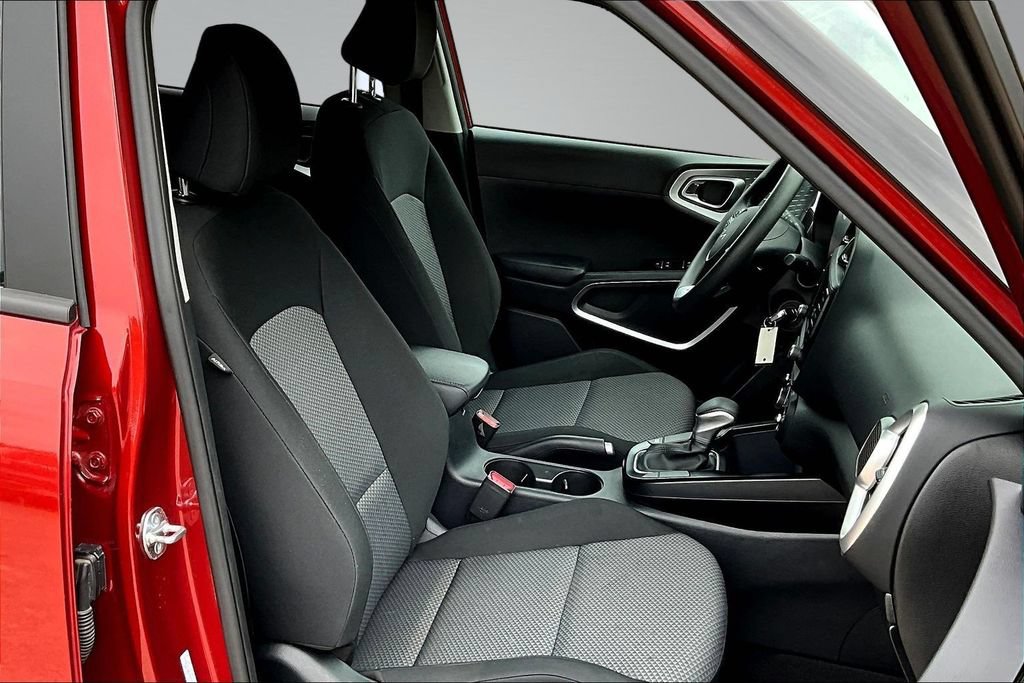 Used 2025 Kia Soul LX w/ LX Technology Package FWD image 28