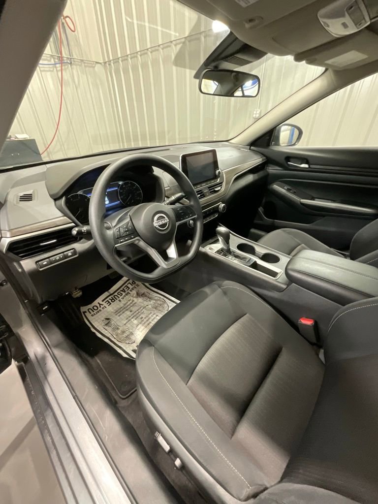 Used 2025 Nissan Altima 2.5 SV FWD image 9