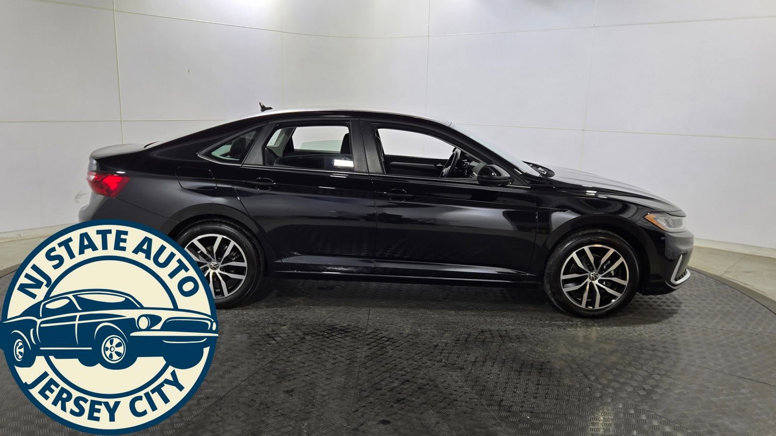 Used 2025 Volkswagen Jetta SE image 8