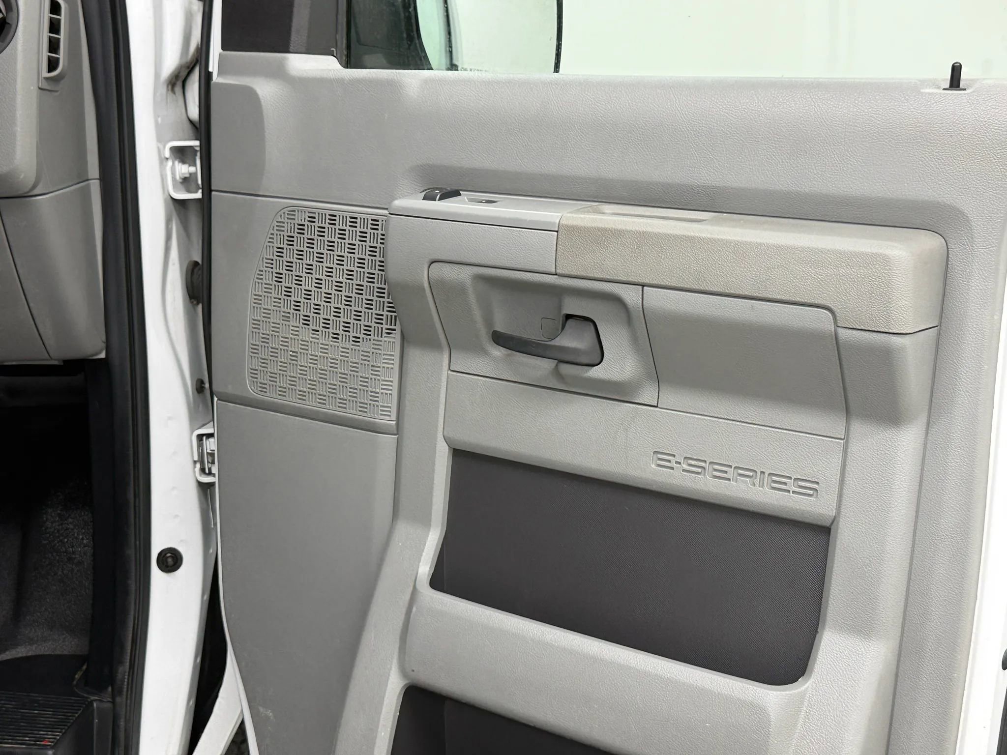 Used 2011 Ford E-150 and Econoline 150 w/ Commercial Cargo Van Pkg RWD image 12