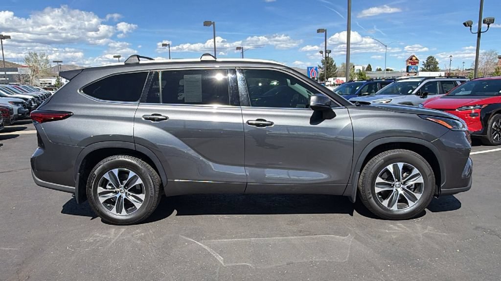 Used 2022 Toyota Highlander XLE AWD/4WD image 2