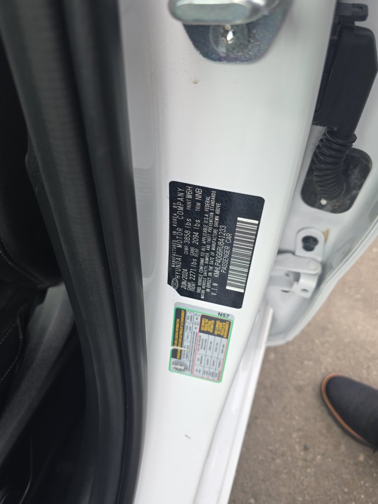 Used 2024 Hyundai Elantra Limited FWD image 29