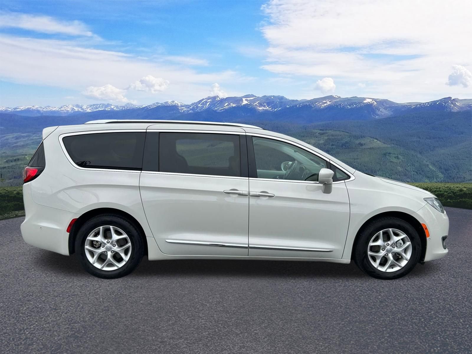 Used 2020 Chrysler Pacifica Touring-L Plus w/ Tire & Wheel Group image 7
