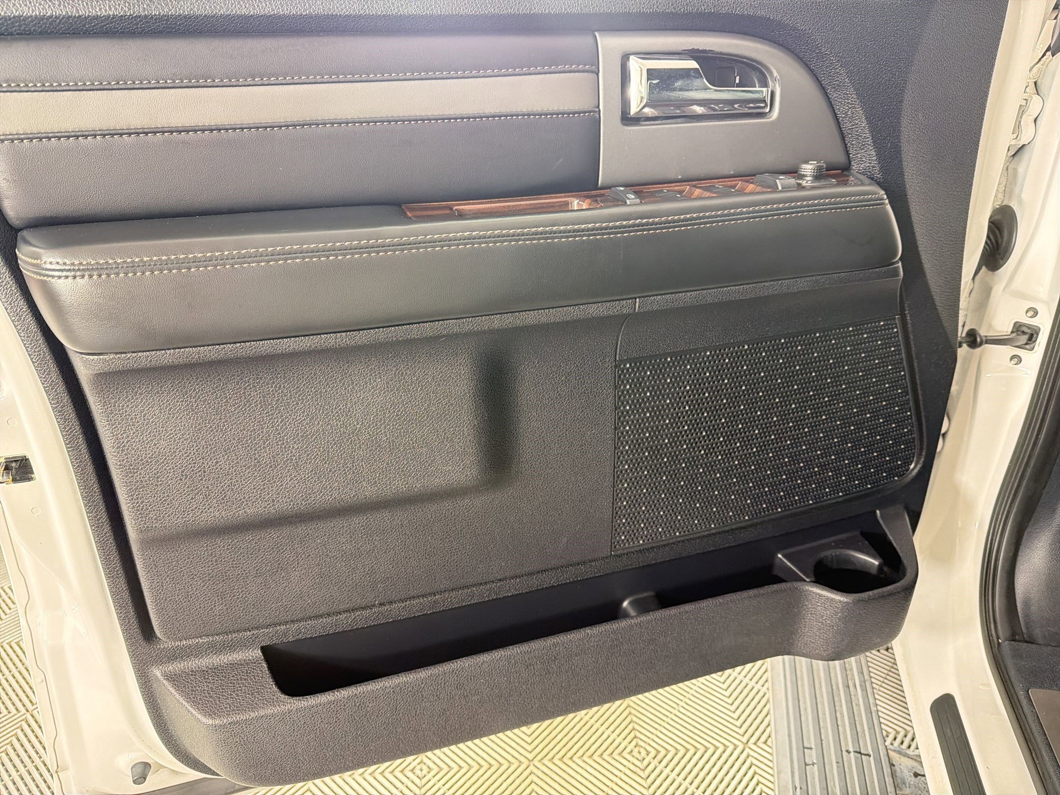 Used 2015 Ford Expedition Platinum image 21