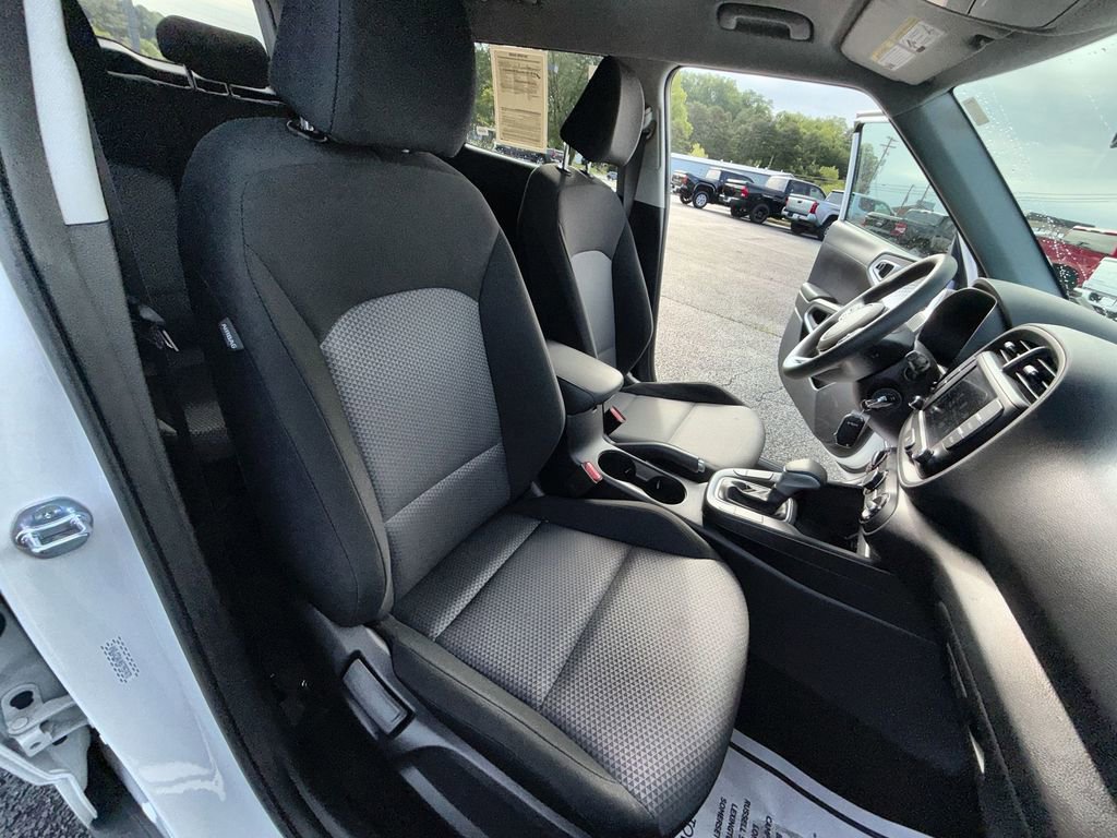 Used 2025 Kia Soul LX w/ LX Technology Package FWD image 24