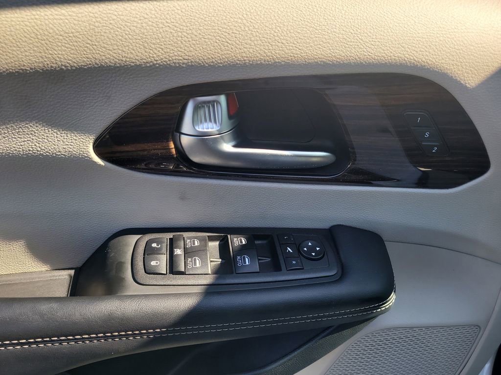 Used 2023 Chrysler Pacifica Limited image 16