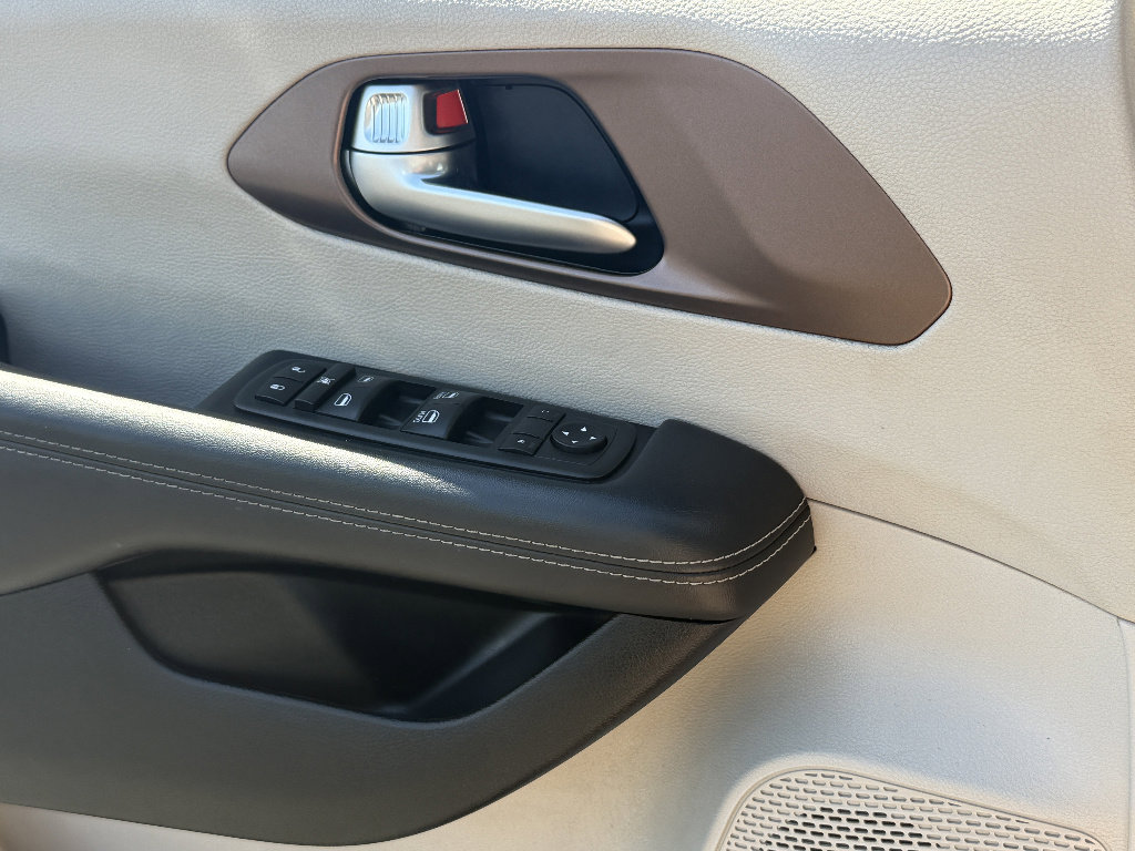 Used 2023 Chrysler Voyager LX FWD image 18