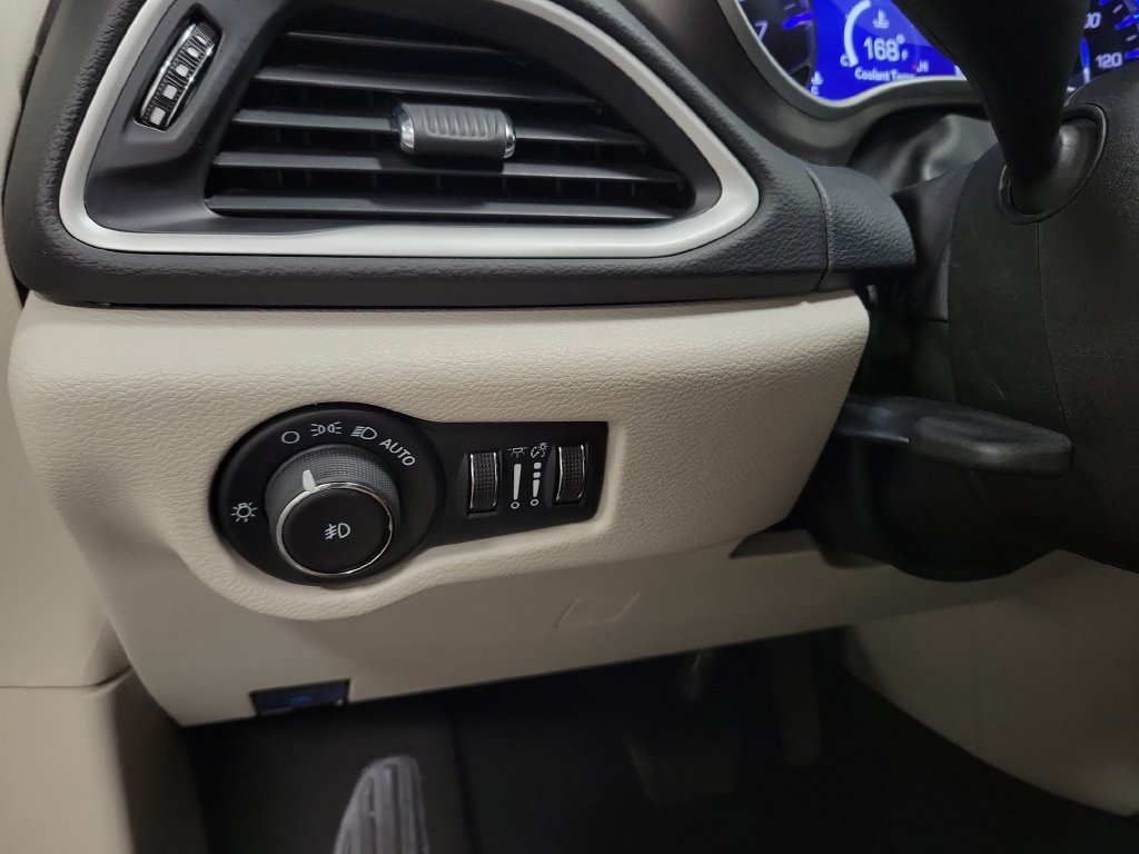 Used 2024 Chrysler Pacifica Touring-L FWD image 22