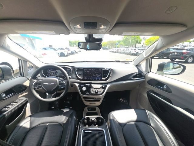 Used 2023 Chrysler Pacifica Touring-L FWD image 14