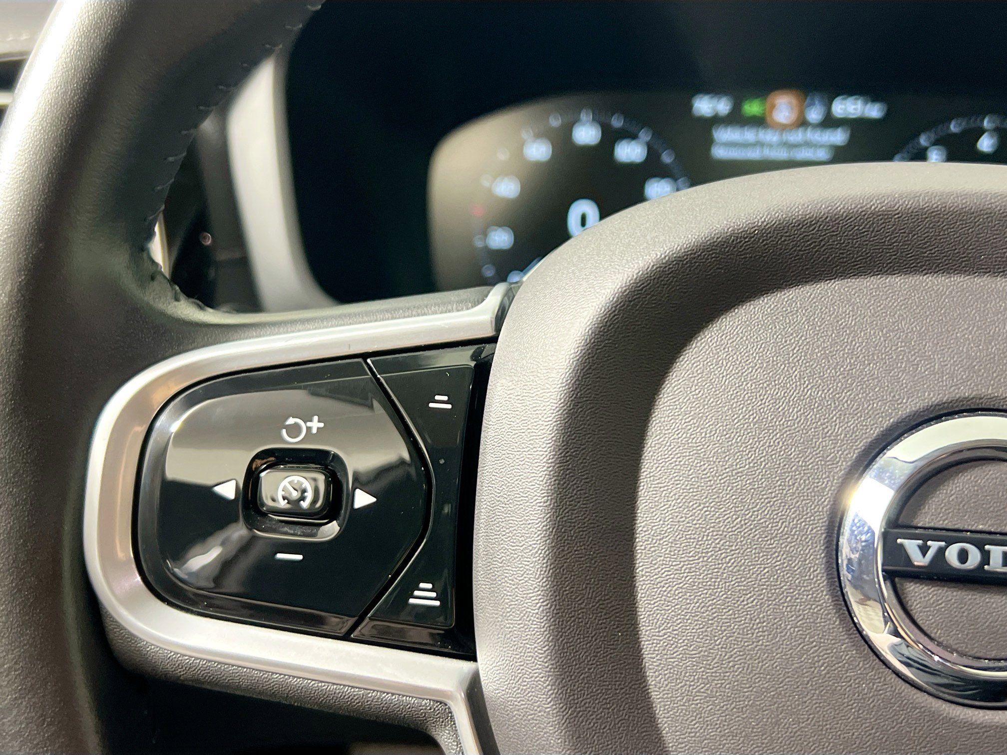 Used 2022 Volvo S60 B5 Inscription image 18