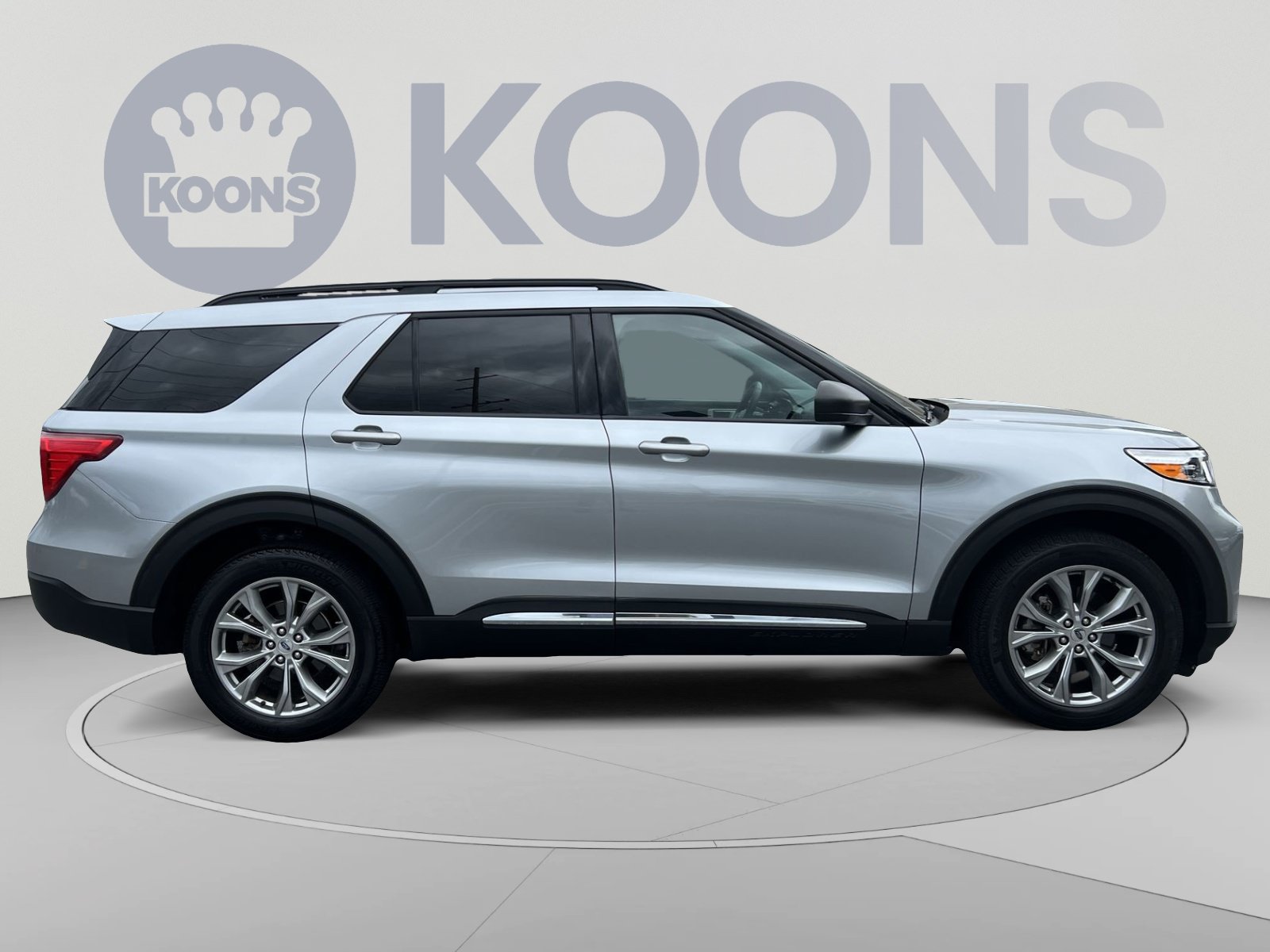 Used 2023 Ford Explorer XLT w/ Equipment Group 202A AWD/4WD image 8