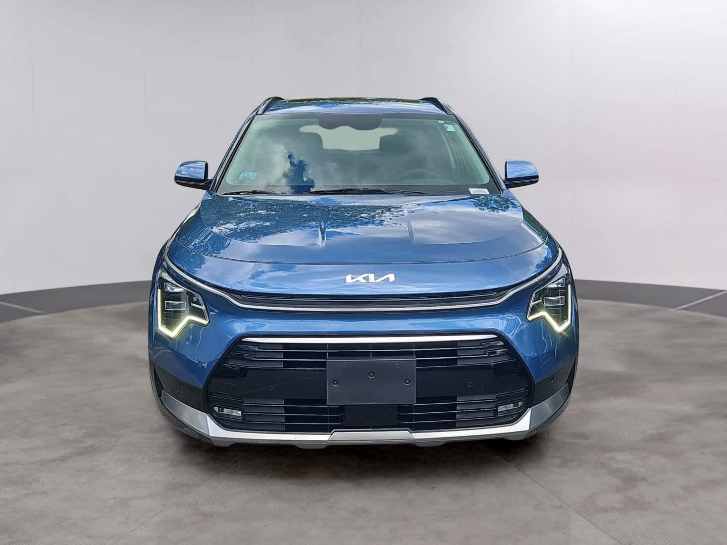 Used 2023 Kia Niro SX Touring FWD image 2