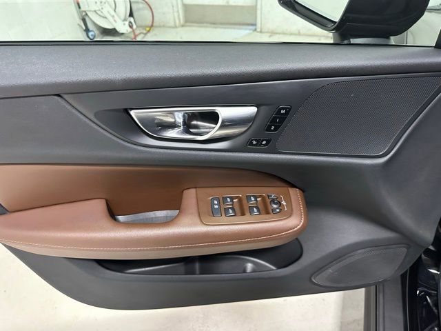 Used 2023 Volvo V60 B5 Cross Country Plus image 25