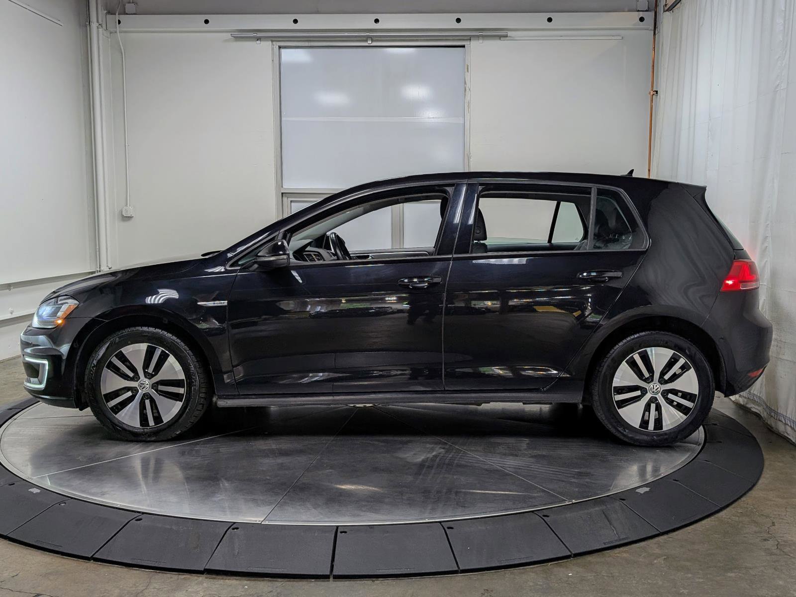Used 2016 Volkswagen e-Golf SEL Premium w/ Driver Assistance Package FWD image 6