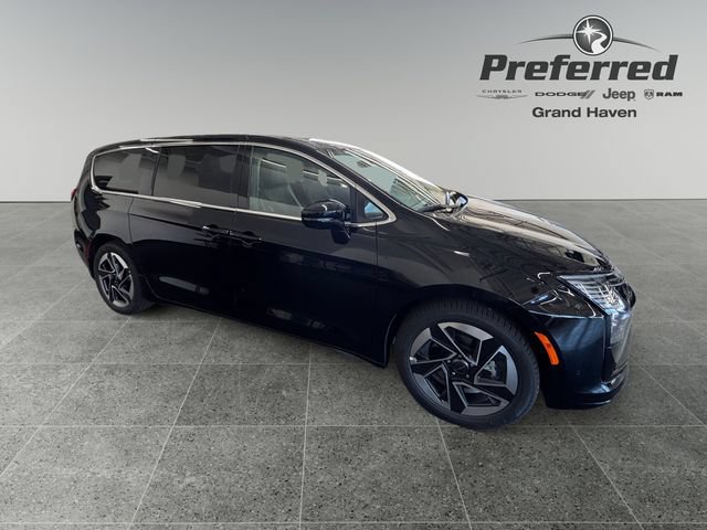 New 2027 Chrysler Pacifica Limited w/ Trailer Tow Group FWD image 9
