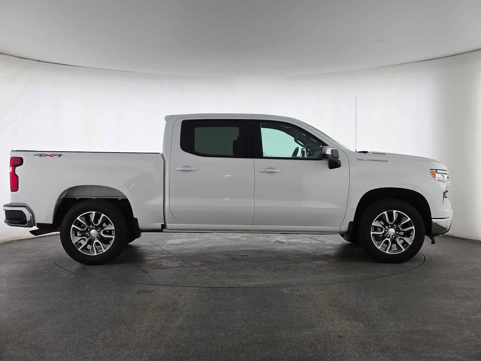 Used 2024 Chevrolet Silverado 1500 LT AWD/4WD image 2
