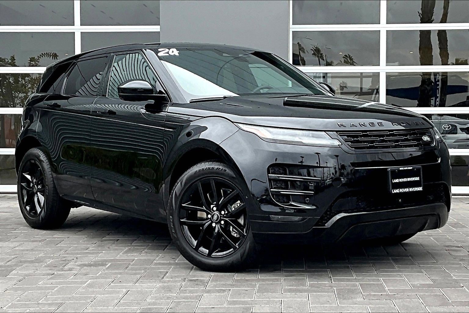 Used 2024 Land Rover Range Rover Evoque Dynamic SE image 3