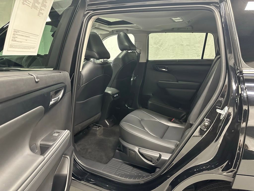 Used 2025 Toyota Highlander XLE image 47