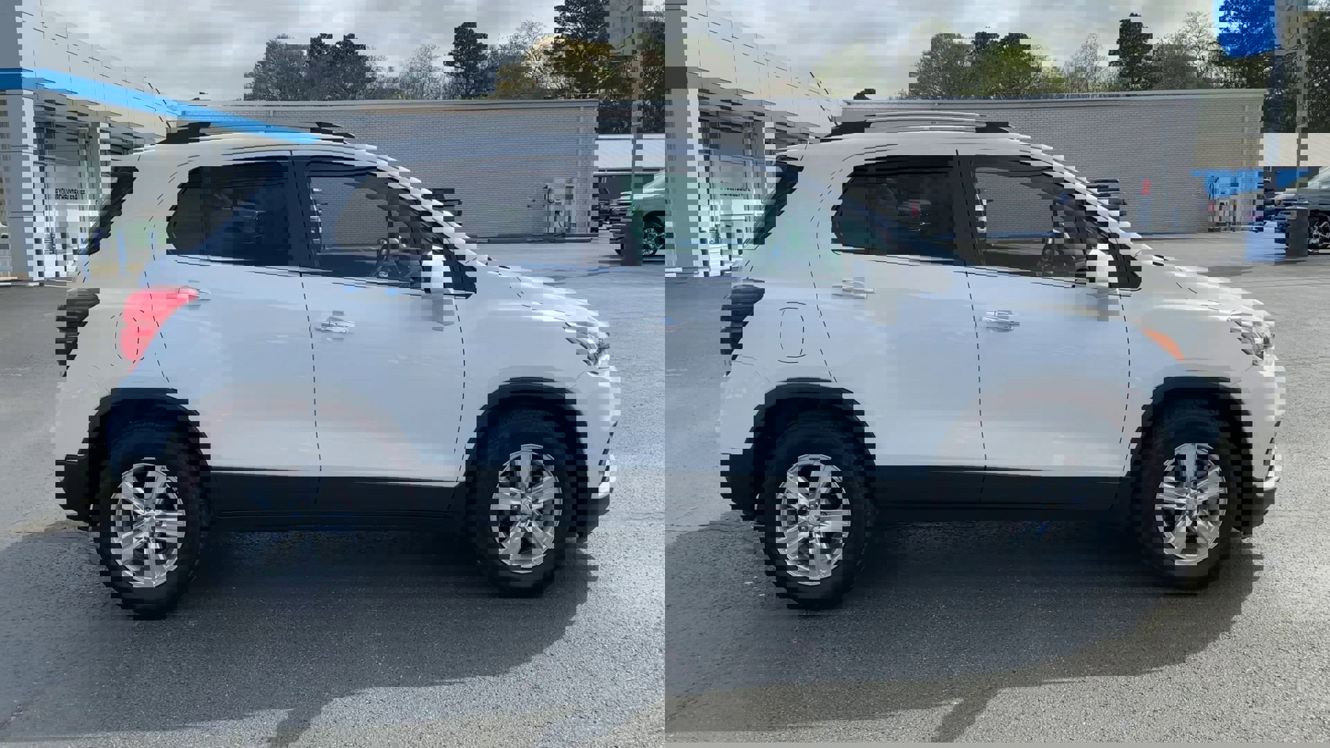 Used 2020 Chevrolet Trax LT w/ LT Convenience Package FWD image 9