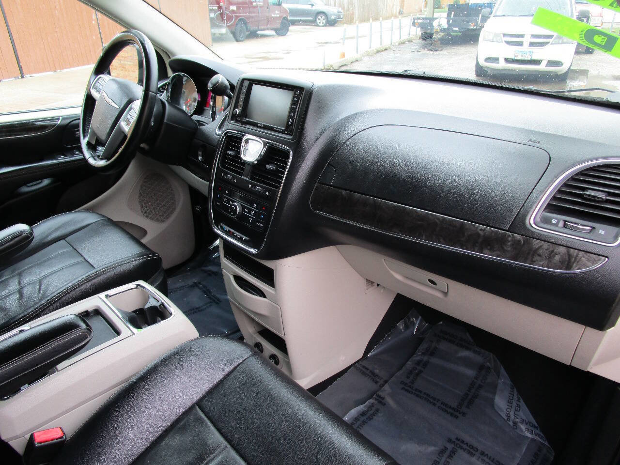 Used 2015 Chrysler Town & Country Touring image 24