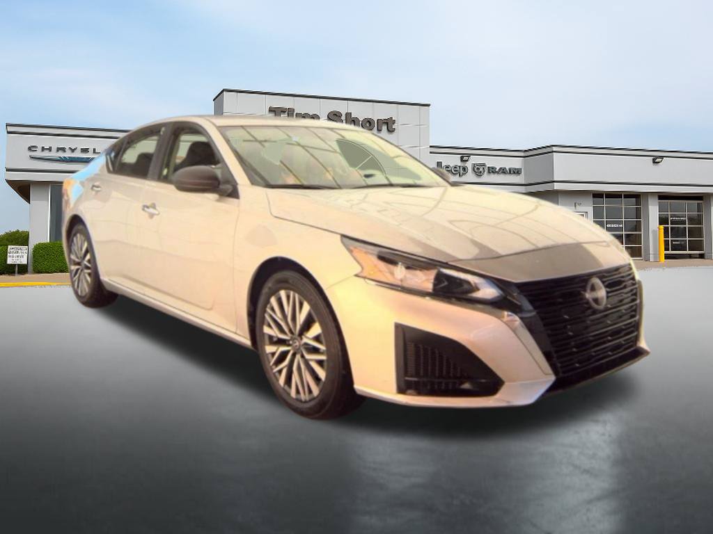 Used 2025 Nissan Altima 2.5 SV FWD image 3