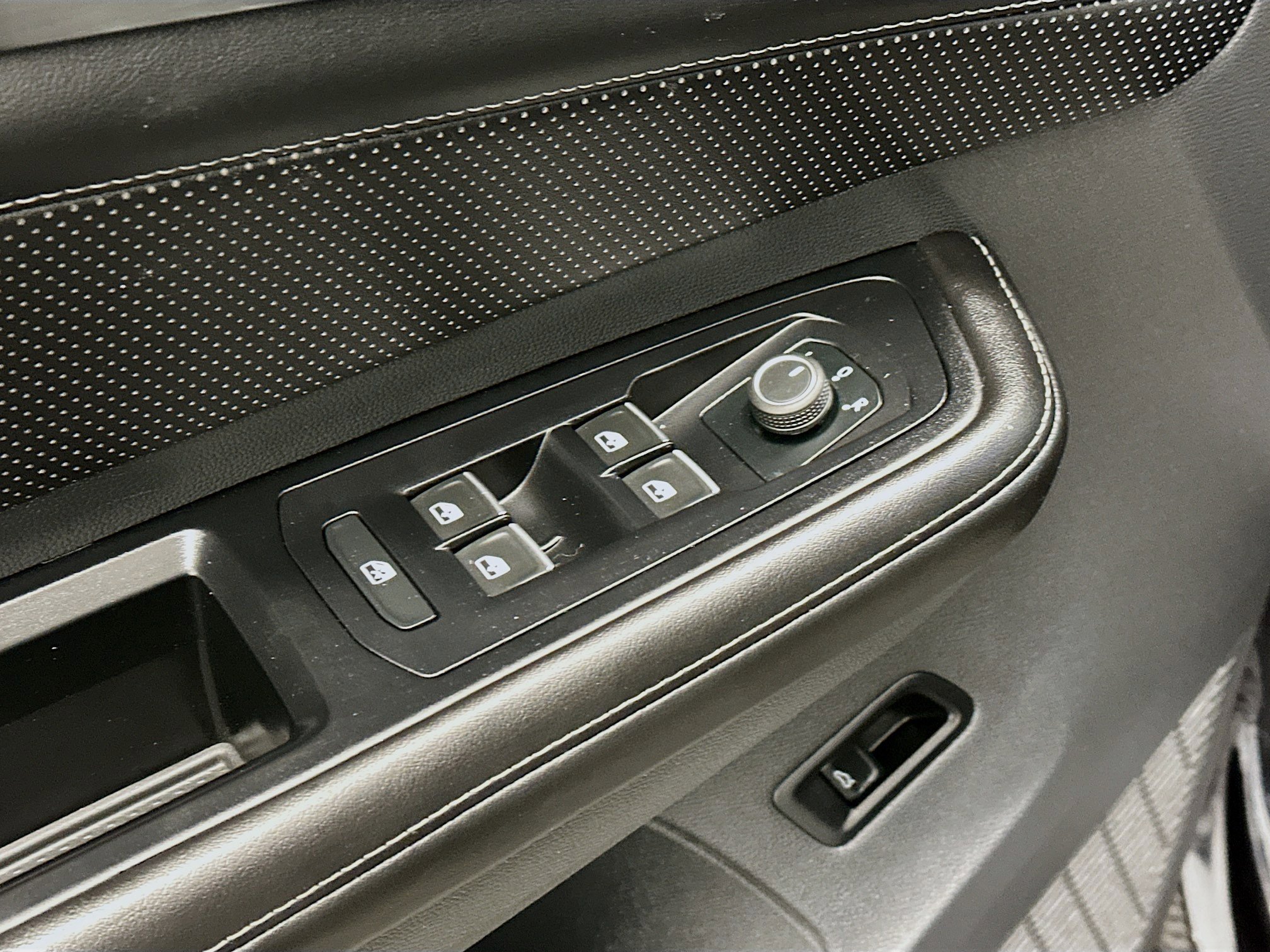 Used 2024 Volkswagen Atlas Cross Sport SE image 15