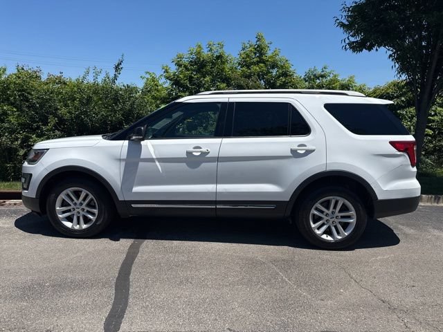 Used 2017 Ford Explorer XLT w/ Equipment Group 202A FWD image 4