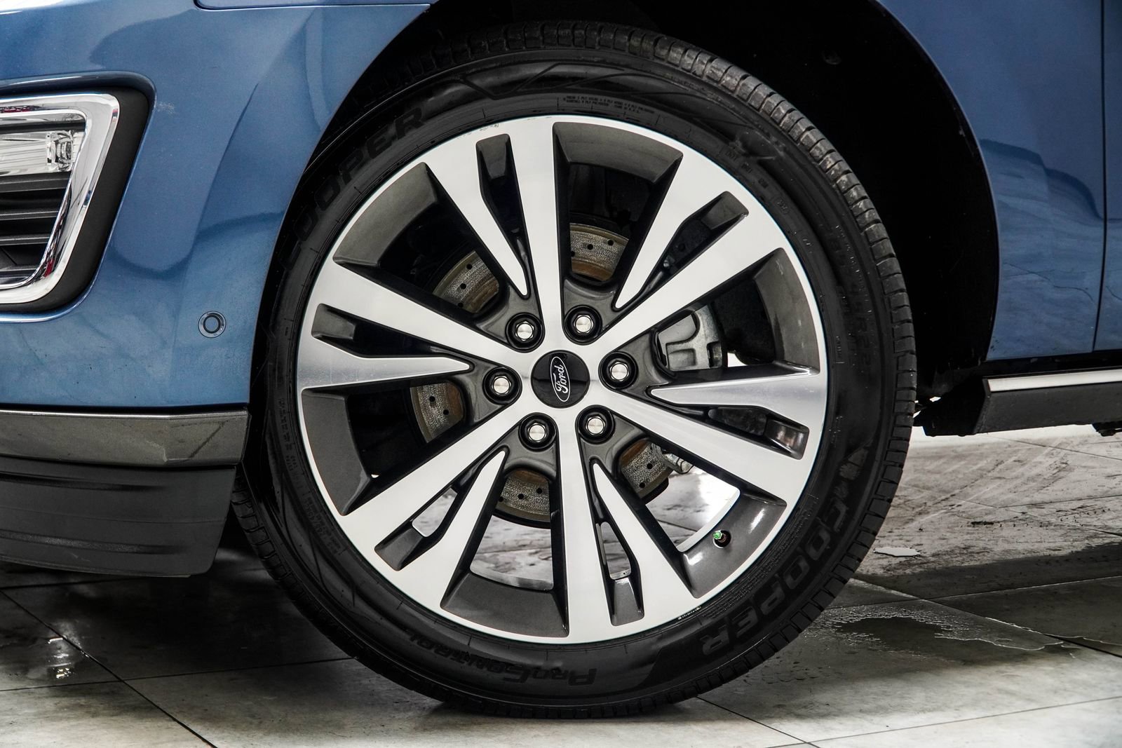 Used 2020 Ford Expedition Limited w/ Equipment Group 302A image 3