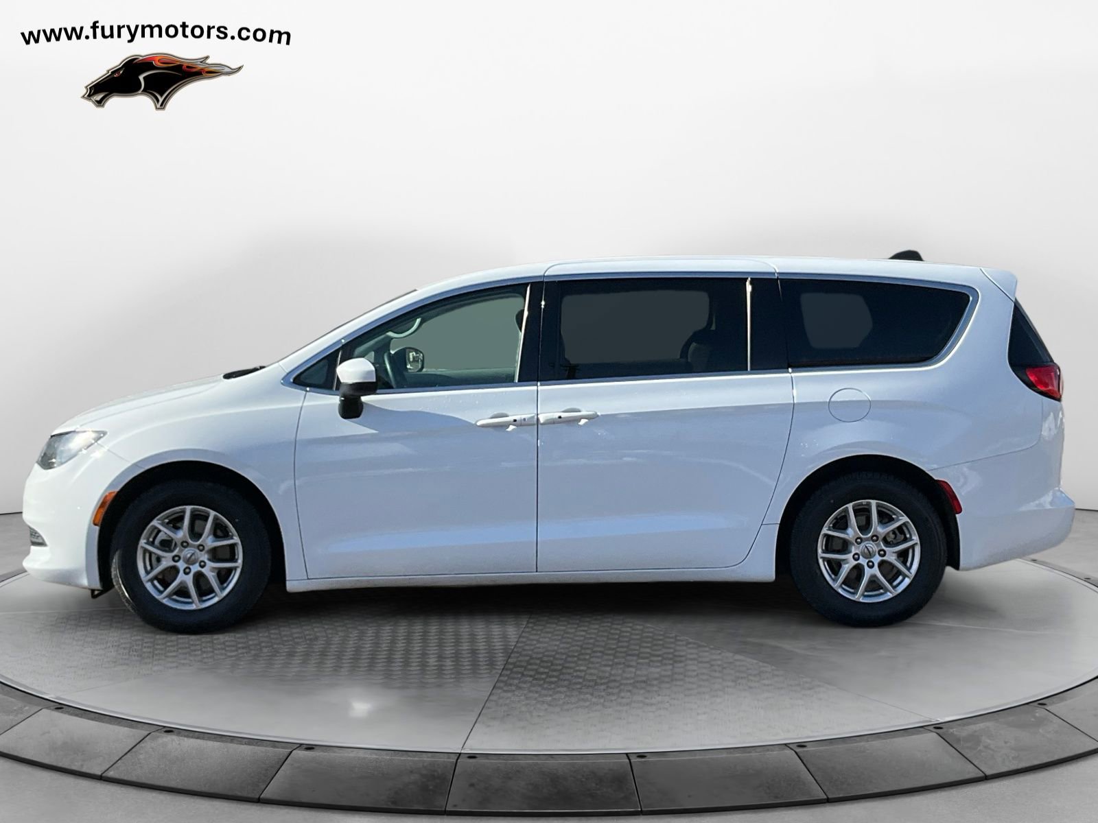 Used 2022 Chrysler Voyager LX image 6