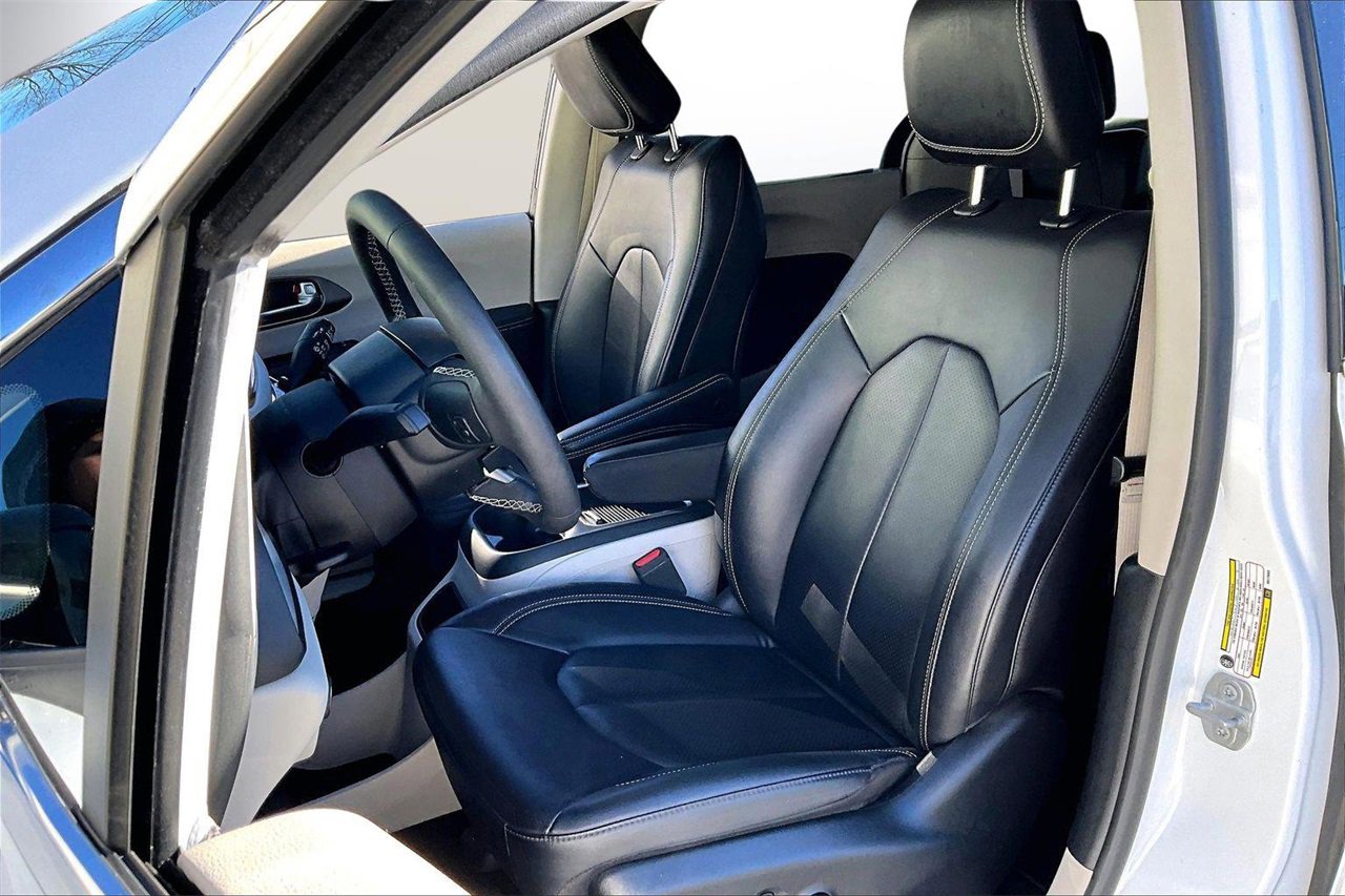 Certified 2024 Chrysler Pacifica Touring-L image 20