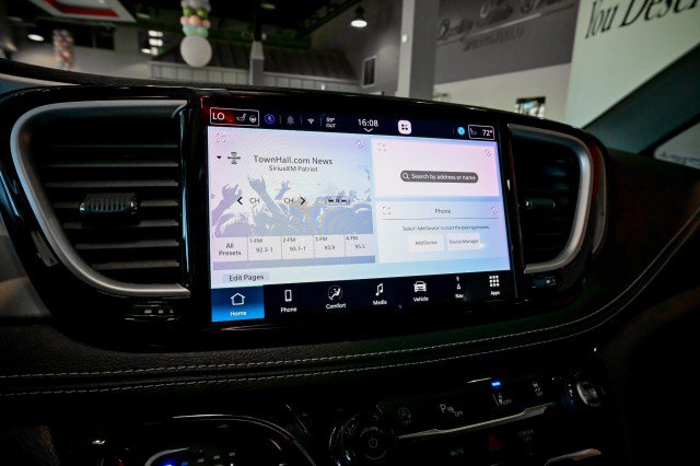 Used 2021 Chrysler Pacifica Touring-L w/ S Appearance Package image 32