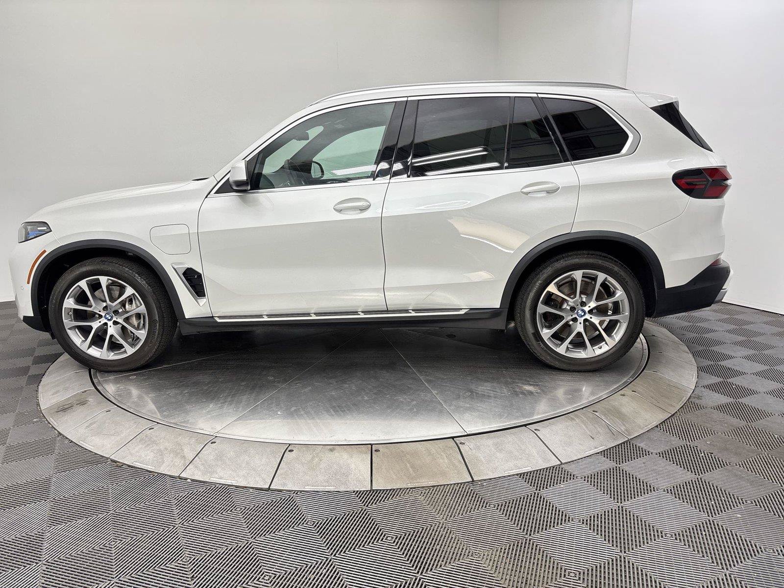 Used 2024 BMW X5 xDrive50e w/ Premium Package AWD/4WD image 16
