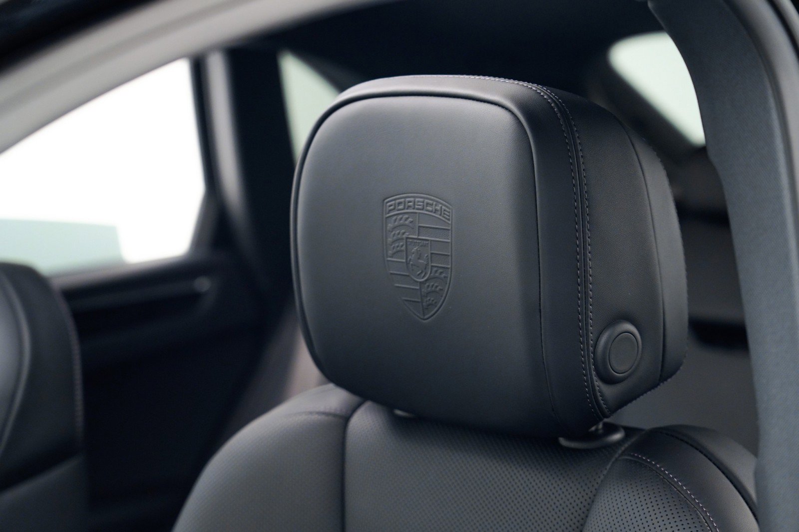 New 2026 Porsche Macan Turbo image 21