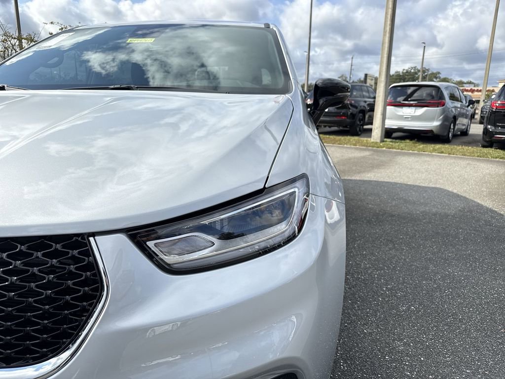 New 2026 Chrysler Pacifica Select FWD image 9