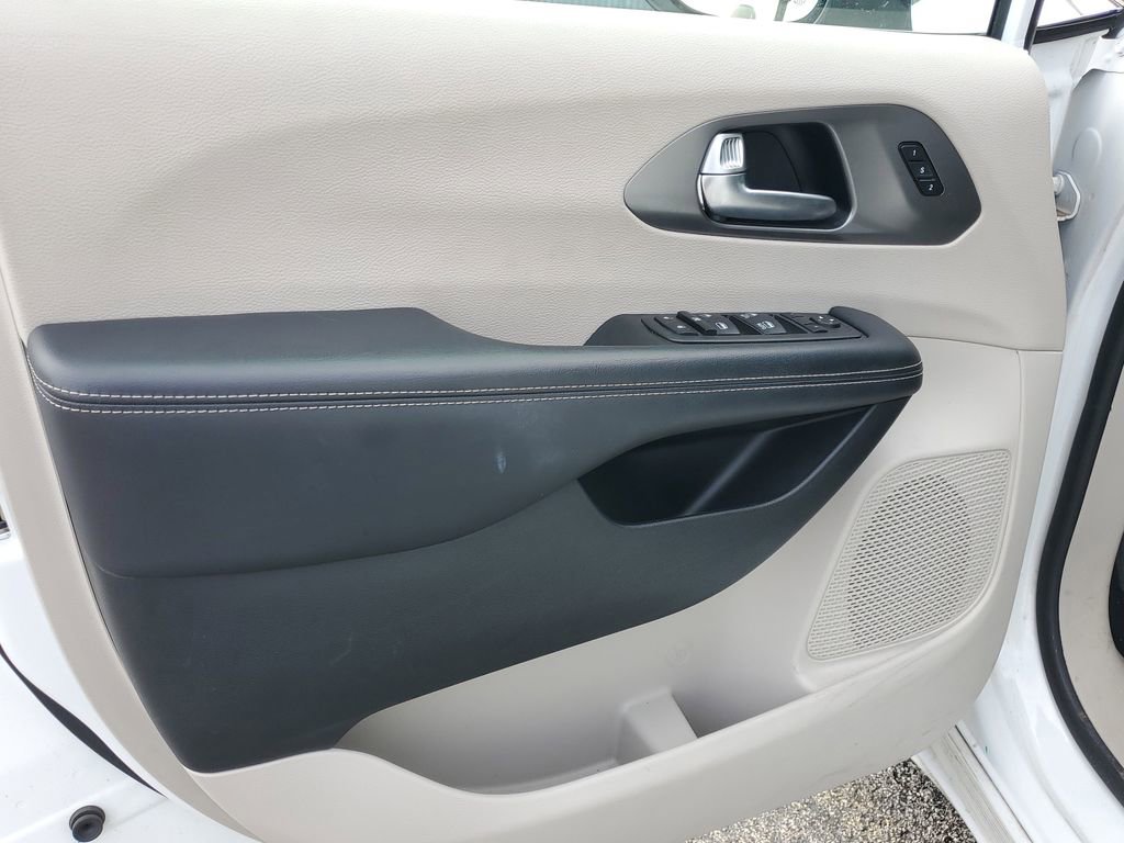 Used 2023 Chrysler Pacifica Touring-L FWD image 19