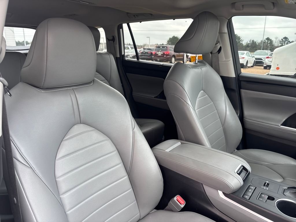 Used 2022 Toyota Highlander XLE image 17