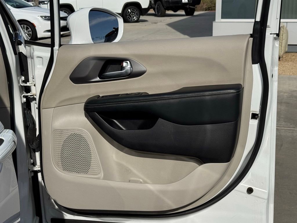 Used 2022 Chrysler Pacifica Touring-L FWD image 30
