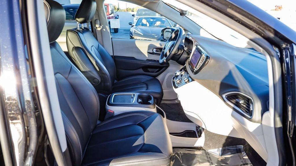 Certified 2024 Chrysler Pacifica Touring-L image 17