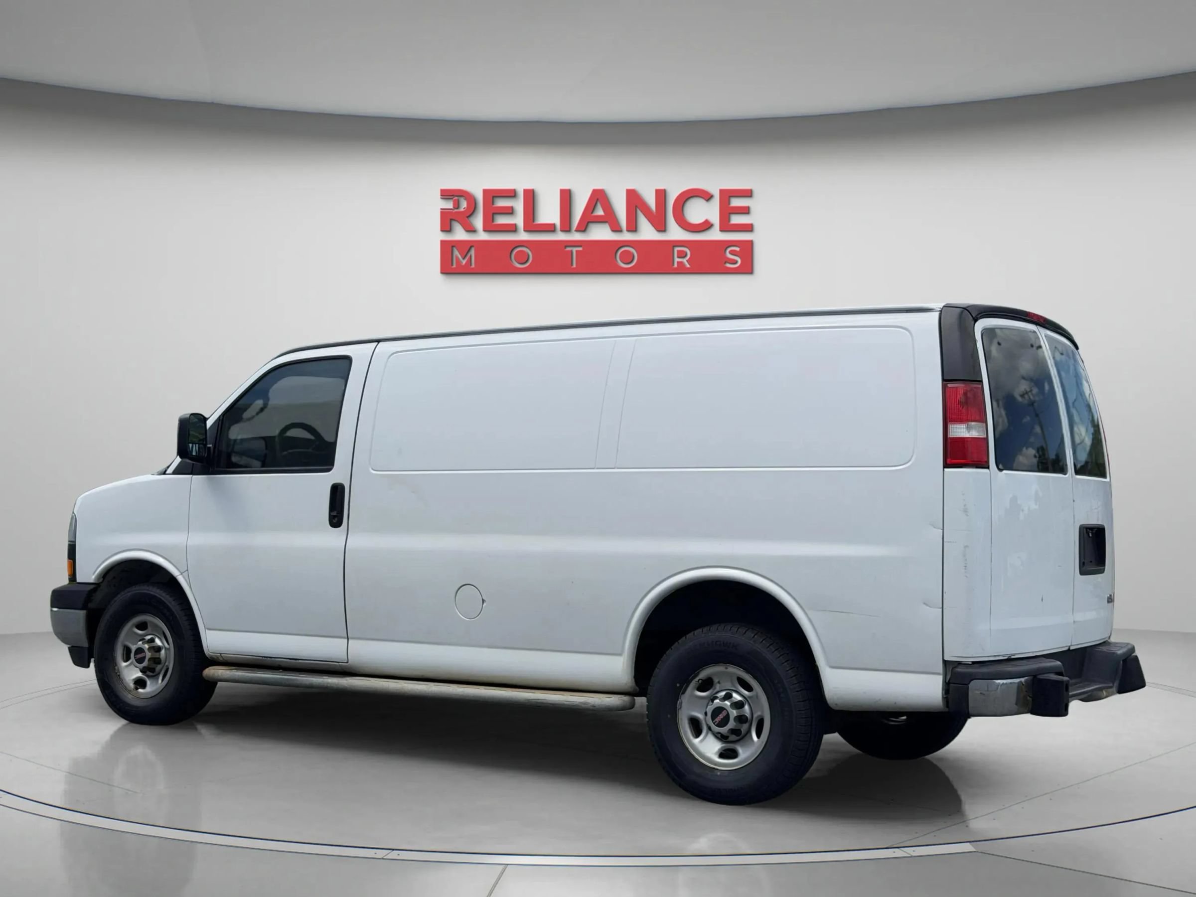 Used 2017 GMC Savana 2500 RWD image 4