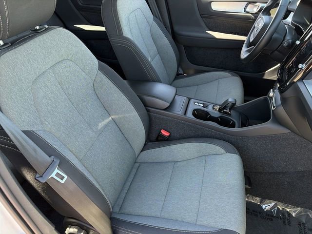 Used 2025 Volvo XC40 B5 Core image 12
