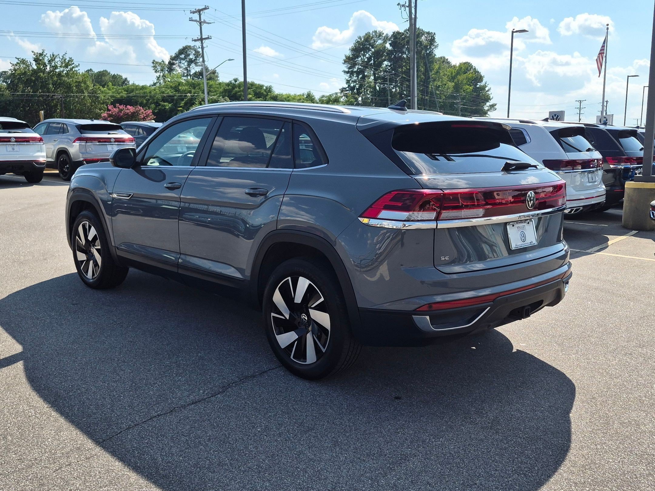 Used 2024 Volkswagen Atlas Cross Sport SE FWD image 5