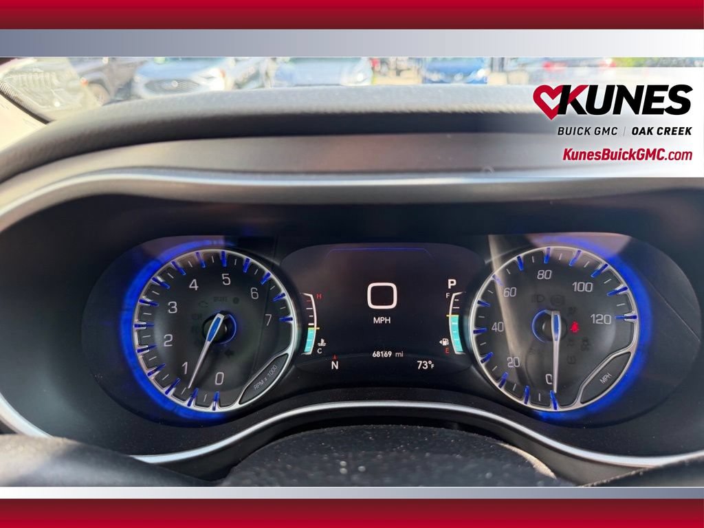 Used 2023 Chrysler Pacifica Touring-L FWD image 19