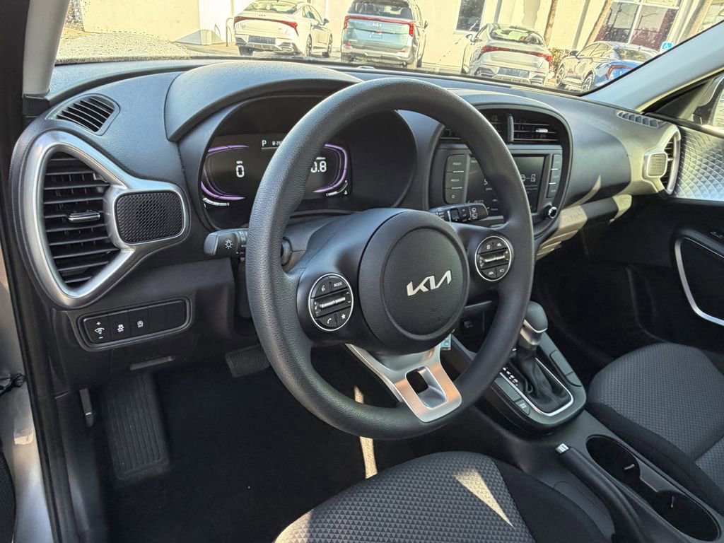 Used 2025 Kia Soul LX w/ LX Technology Package FWD image 18