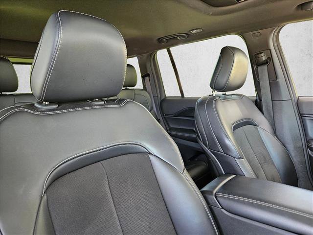 Used 2025 Jeep Grand Cherokee Altitude RWD image 24