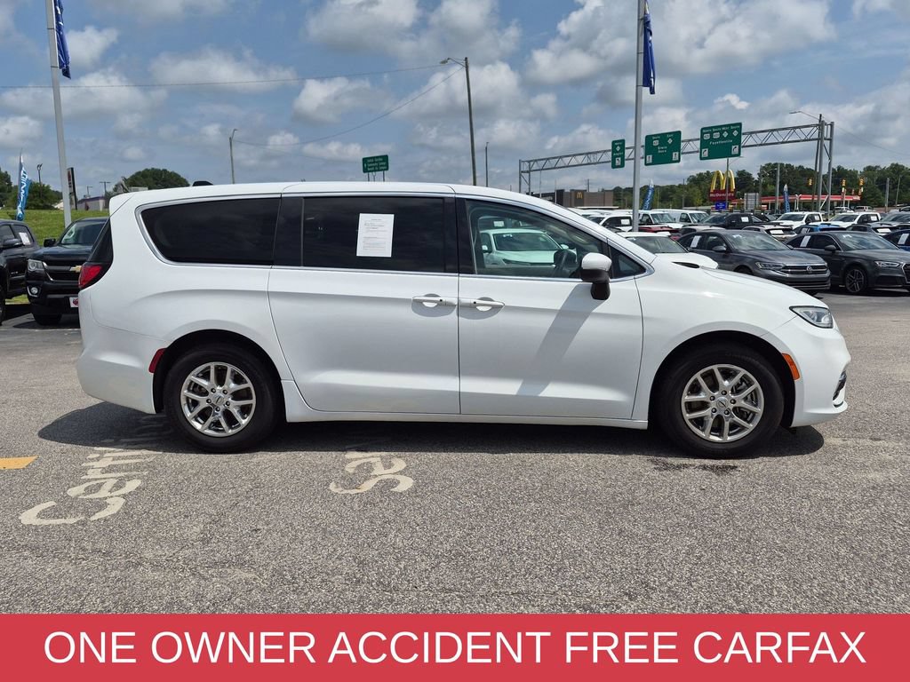 Used 2023 Chrysler Pacifica Touring-L FWD image 3